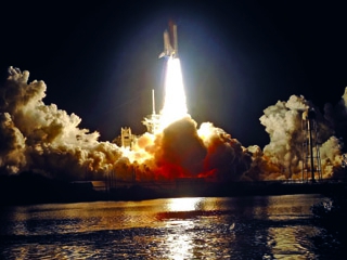 مكوك الفضاء ديسكفري ينطلق من محطة كيب كانافيرال أمس
